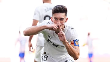 Pepelu celebra un gol con el Valencia.