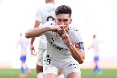 Celebración del jugador del Valencia CF, Pepelu, antes de la anulación del gol por parte de colegiado.