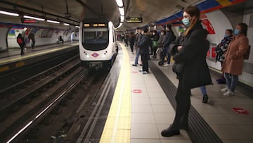 Varios pasajeros esperan en un andén de metro de la estación de Sol el mismo día en que entran en vigor nuevas restricciones en la región por el Covid-19, en Madrid, (España), a 1 de febrero de 2021. A partir de hoy en Madrid, se amplían a 19 zonas básicas de salud (ZBS) más las que tienen restricciones, de las que no se puede entrar ni salir sin causa justificada como trabajo o estudios. Estas 19 se suman a las ya restringidas anteriormente, es por eso que en este momento hay un total de 71 zonas básicas de salud (ZBS) y 30 localidades con restricciones en la región.
01 FEBRERO 2021;RESTRICCIONES;MADRID;COVID19;METRO;RENFE;TRANSPORTE ZBS
Eduardo Parra / Europa Press
01/02/2021