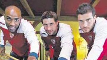 <b>A TRES BANDAS. </b>Kanouté, Dragutinovic y Maresca posaron ayer para AS.