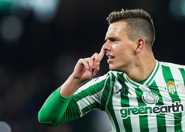 El mediapunta argentino llegó a Heliópolis procedente del PSG, club en el que dio el salto a Europa, pero en el que no consiguió demostrar todo su talento. En el Betis desplegó su fútbol más brillante: calidad en la zurda, llegada y carácter competitivo. Fue el motor de un equipo que buscaba dar la sorpresa en su regreso al fútbol europeo. 