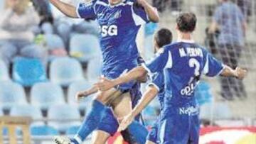 <b>EN FORMA. </b>Riki celebra un gol ante Celestini y Pernía.