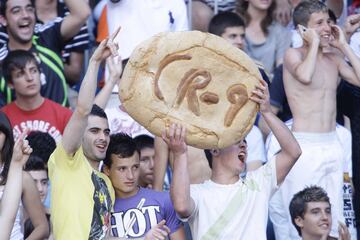 Aficionados en el estadio Santiago Bernabéu.