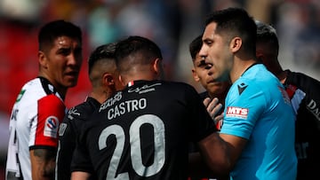 Futbol, Palestino vs Curico Unido.
El arbitro Cristian Garay discute con los jugadores de Curico Unido durante el partido de primera division contra Palestino disputado en el estadio La Cisterna de Santiago, Chile.