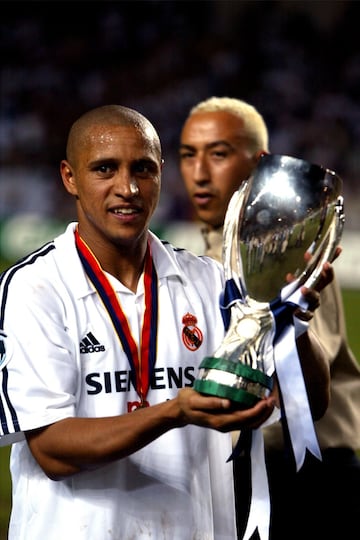 El papel de Roberto Carlos también fue indispensable para entender la primera Supercopa de Europa de la historia del Madrid, en 2002. Aquella noche, frente al Feyenoord, fue elegido MVP: provocó el 1-0, en propia puerta, e hizo el 2-0.