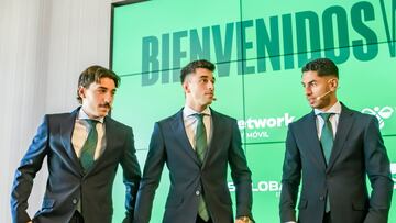 Marc Roca, junto a Beller¨ªn y Ayoze.