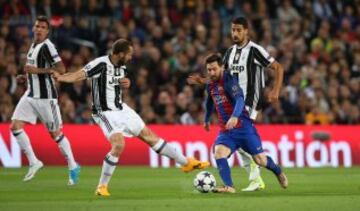 Lionel Messi con Giorgio Chiellini y Sami Khedira.