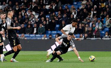 Jugada del tercer penalti. Caída de Rodrygo dentro del área tras el recorte sobre Diego González.