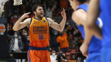Mike Tobey, pívot del Valencia Basket, celebra una canasta ante el Barcelona.