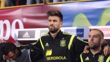 Piqué escucha el himno con Jordi Alba y Pedro.