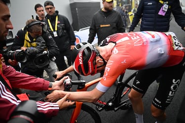 Un exhausto Thymen Arensman trata de recuperar el aliento tras vencer en Superbagnères.