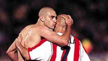 DOS CALVOS DE ORO. Diego Alonso es abrazado por Movilla después del gol del uruguayo. Dos calvos decisivos para el buen hacer atlético.