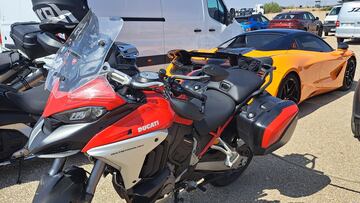 La Ducati Multistrada V4S en el parking de Alcañiz.