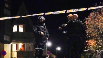 Police officers cordon off the scene where they are investigating in Kongsberg, Norway after a man armed with bow killed several people before he was arrested by police on October 13, 2021. - A man armed with a bow and arrows killed several people and wou