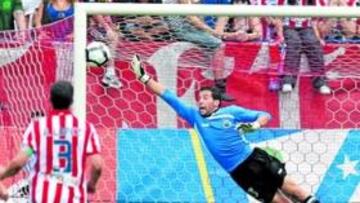 <b>A LA MADERA. </b>Toño se estira para intentar alcanzar un balón que lanzó Forlán en una falta. La pelota dio en la palo, en una de las mejores ocasiones rojiblancas de la tarde.