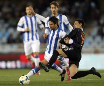 Markel Bergara, lucha un balón con Óscar.