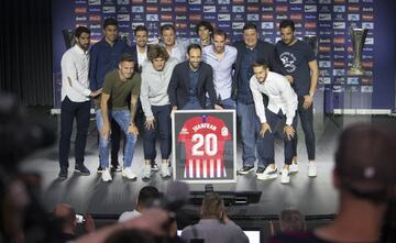 Raul García, Rodri, Gabi, Vizcaíno, Tiago, Godín, 'Mono' Burgos, Adán, Saúl, Griezmann Juanfran y Koke. 