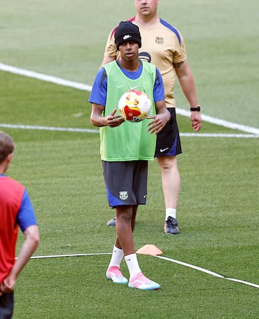 Todo parece indicar que Lamine ha cambiado de look para la final de la Copa del Rey y, en el entrenamiento previo, ha escondido su look para dar la sorpresa en el partido.