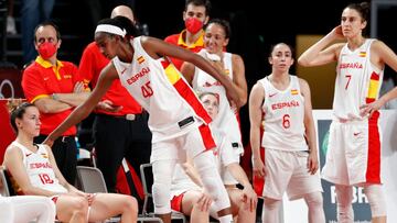 Astou Ndour consuela a Queralt Casas tras el España-Francia de cuartos de los Juegos Olímpicos.