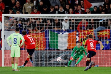 3-1 Ante Budimir marca el tercero de penalti. El croata lanza a su derecha para superar la estirada de Iñaki Peña.