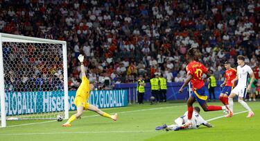 1-0. Lamine Yamal abre al costado izquierdo del área inglesa y conecta con el delantero del Athletic Club que dispara raso, cruzado, al palo largo, superando a Jordan Pickford.