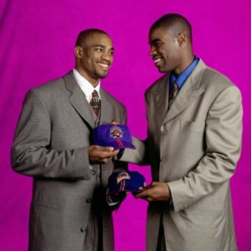 USA - 1998:  Vince Carter de los Toronto Raptors y Antwan Jamison de los Golden State Warriors posan juntos en 1998.