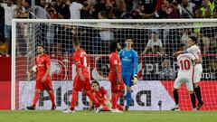 Banega y Navas celebran uno de los goles del Sevilla.