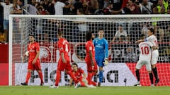 Banega y Navas celebran uno de los goles del Sevilla.