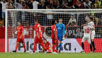 Banega y Navas celebran uno de los goles del Sevilla.