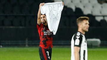 Iv&aacute;n Mart&iacute;n muestra la camiseta en homenaje al joven fallecido.