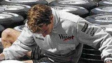 <b>AL MILÍMETRO.</B> Los neumáticos, comprobados minuciosamente.