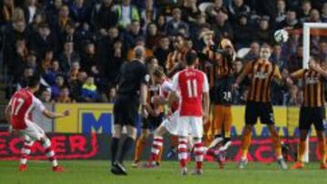 El tiro libre de Alexis S&aacute;nchez con el que abri&oacute; la cuenta ante Hull.