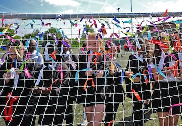 Varias escolares cuelgan mensajes de apoyo en una portería que se exhibirá en Wembley en la final de la FA Cup femenina, entre el Chelsea y el United. El acto tuvo lugar en la Co-op Academy North, en Mánchester, una ciudad volcada con su equipo tras la llamada de la jugadora Hannah Blundell, animando a la afición a expresar su creatividad dentro y fuera del campo.