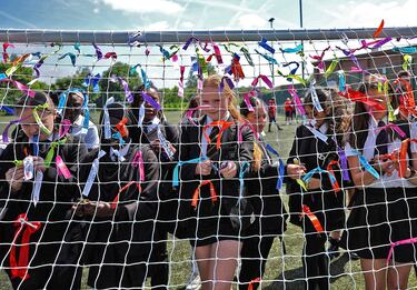 Varias escolares cuelgan mensajes de apoyo en una portería que se exhibirá en Wembley en la final de la FA Cup femenina, entre el Chelsea y el United. El acto tuvo lugar en la Co-op Academy North, en Mánchester, una ciudad volcada con su equipo tras la llamada de la jugadora Hannah Blundell, animando a la afición a expresar su creatividad dentro y fuera del campo.