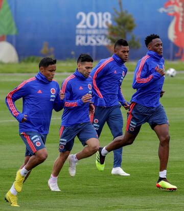 La Selección Colombia realizó su primer entrenamiento abierto al público en el estadio Sviyaga en Rusia, preparando el debut mundialista del 19 de junio ante Japón en Saransk. James y Barrios, los ausentes.