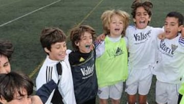<b>UNA PIÑA. </b>José Mourinho Jr. se abrazó así a sus compañeros al finalizar el partido con el San Blas.