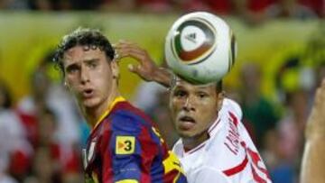 <b>AL LIMBO. </b>Luis Fabiano no llega al remate de un balón cuando el Sevilla comenzó el asedio de la portería del Barcelona.