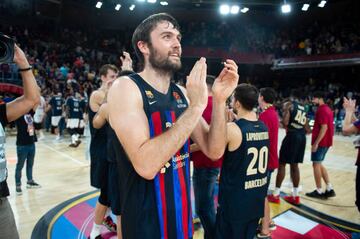 Mike Tobey celebra la victoria ante Armani Milán