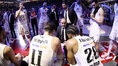 Chus Mateo, entrenador del Real Madrid, da instrucciones a Mario Hezonja y Guerschon Yabusele en el partido en Mónaco de la Euroliga.