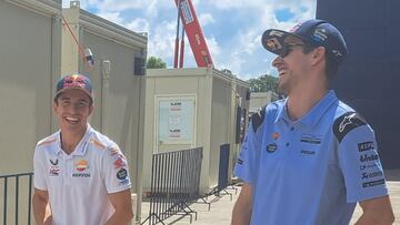 Los M¨¢rquez en el paddock de Buriram.