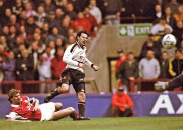 Ryan Giggs dispara ante la barrida de Tony Adams.