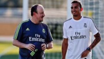 Rafael Benítez y Danilo conversan en un descanso en el primer entrenamiento del Real Madrid 2015-16.