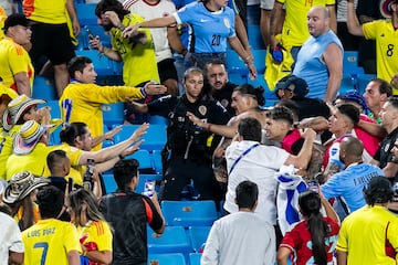 Al final del encuentro entre la selección uruguaya y la selección colombiano se produjeron unos hechos inadmisibles. Jugadores uruguayos se pelearon con aficionados colombianos que se situaban en la grada. Se prevén sanciones ejemplares por parte de Conmebol e incluso involucrando a la FIFA.