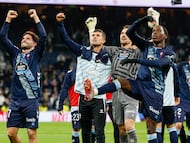 Los jugadores del Celta celebran la victoria ante el Real Madrid en el Bernabéu.