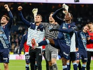 Los jugadores del Celta celebran el triunfo conseguido en el Bernabéu