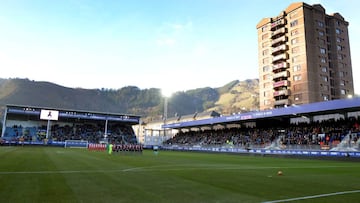 Football Soccer - Eibar v Atletico Madrid - Spanish Liga Santander -  Ipurua, Eibar, Spain - 07/01/2017 Teams observe a minute of silence before match.  