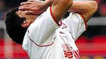 <B>DECEPCIÓN</B>. Los jugadores del Sevilla no han superado aún la racha de resultados negativos que les ha metido en problemas.