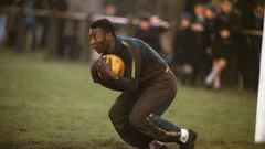 1966, Mundial de Inglaterra. Entrenamiento de la selección de Brasil. A Pelé le encantaba jugar de portero y se quedaba siempre bajo los palos tras los entrenamientos.