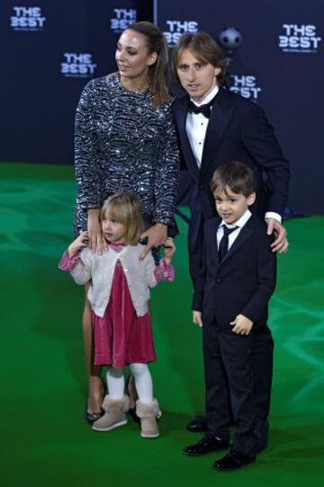 Luka Modric posa con su familia.