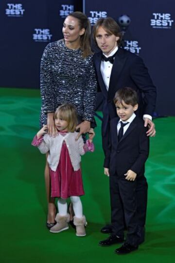 Luka Modric posa con su familia. 